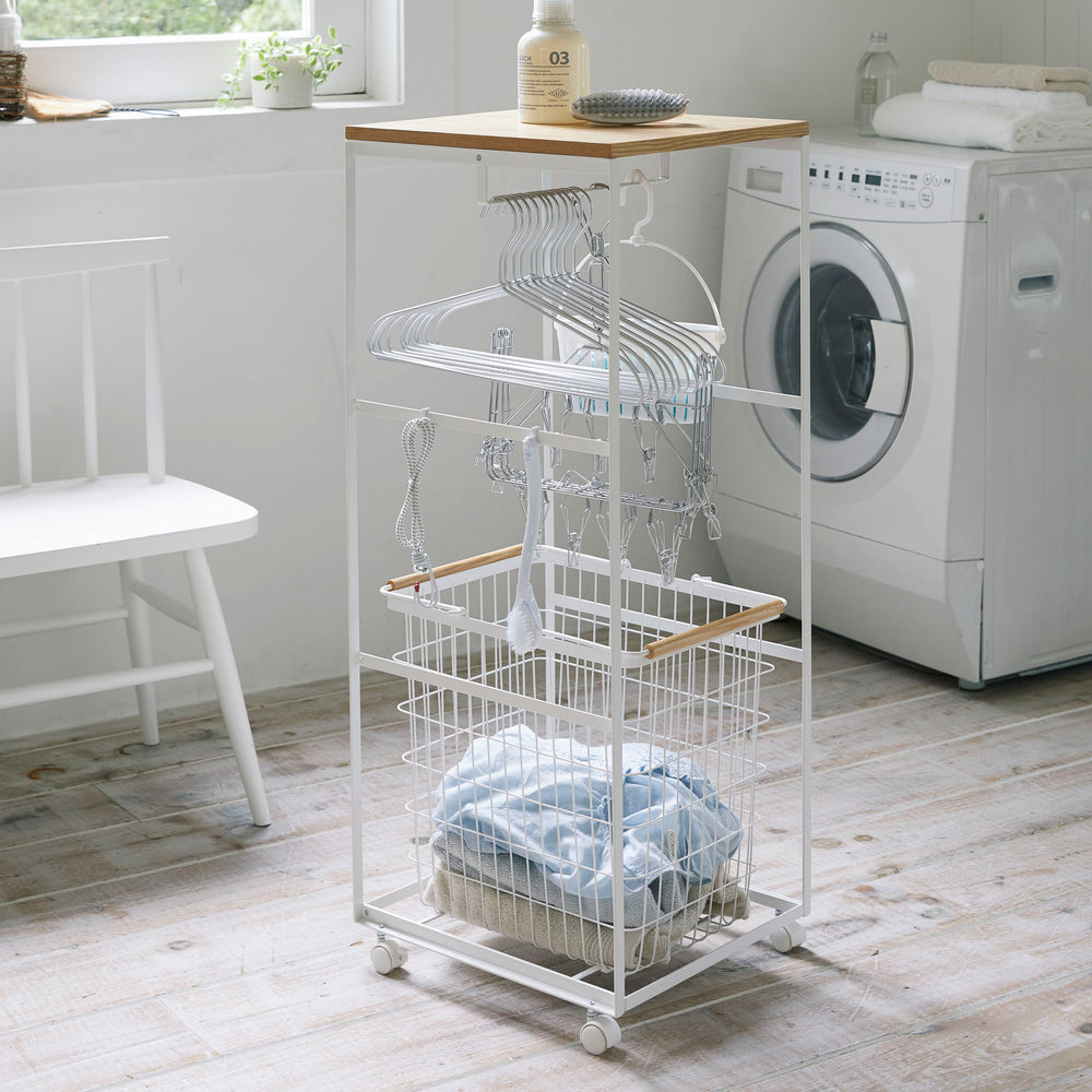 Chariot à linge avec tablette en bois