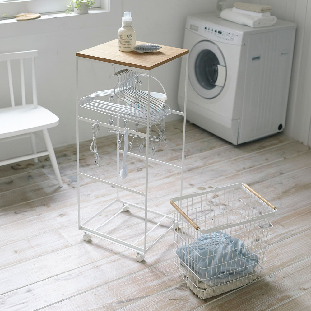 Chariot à linge avec tablette en bois