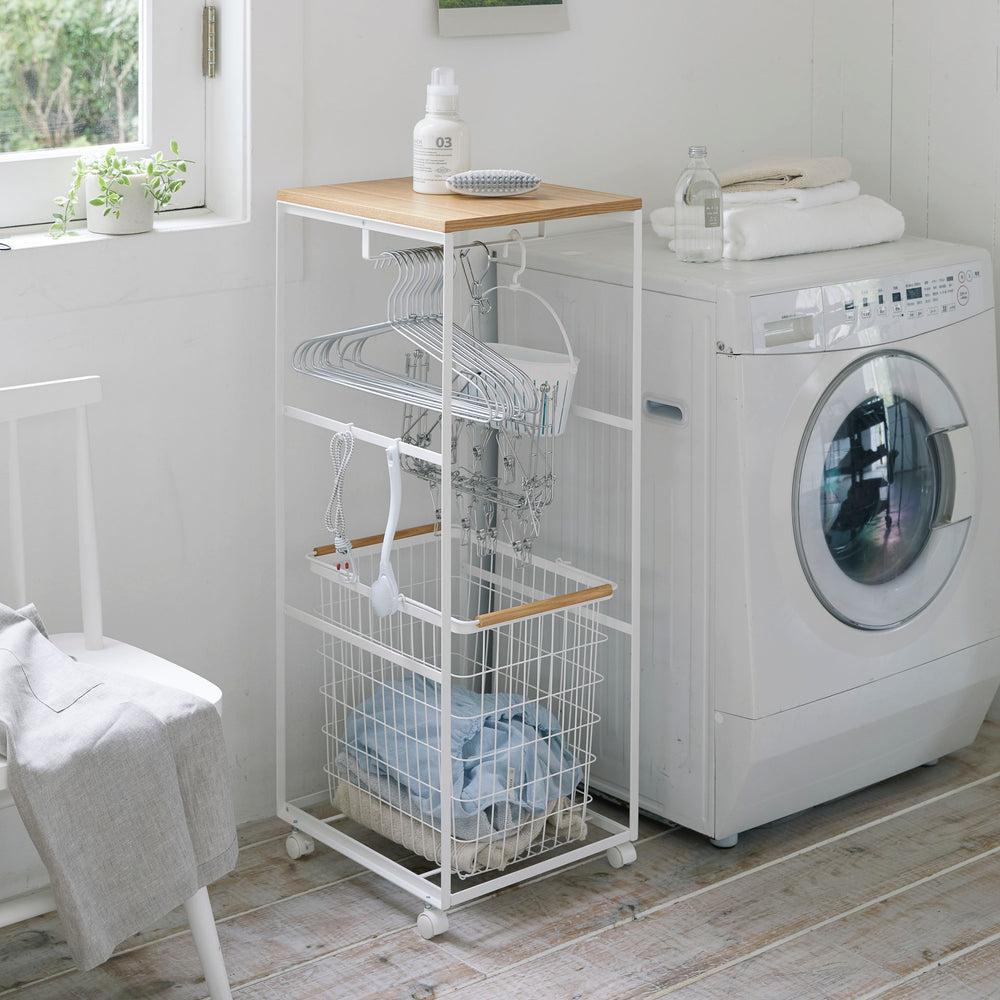 Chariot à linge avec tablette en bois