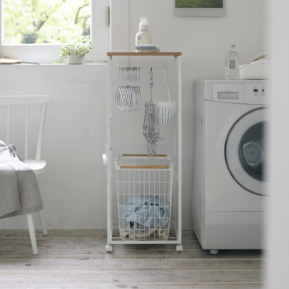 Carrello da bucato con piano in legno
