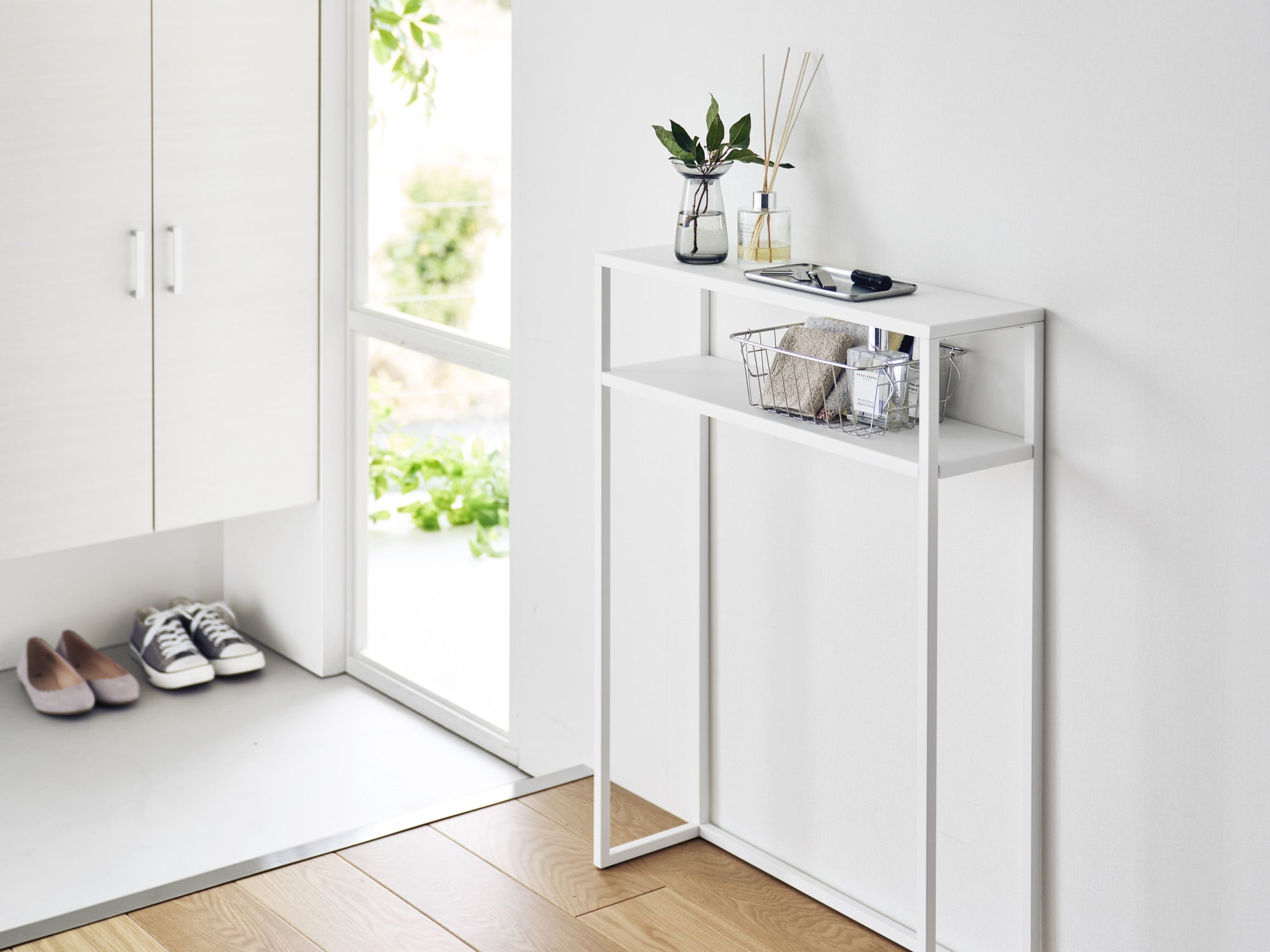 A Minimalist Spring Refresh for Your Entryway