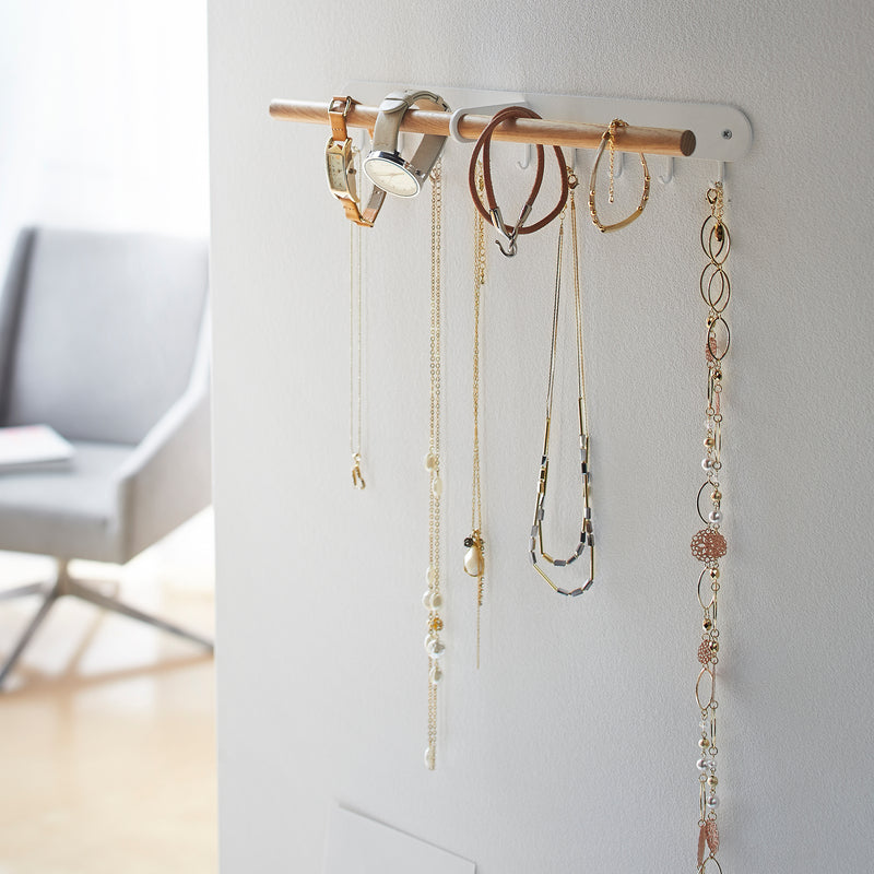 Présentoir à bijoux mural avec des crochets