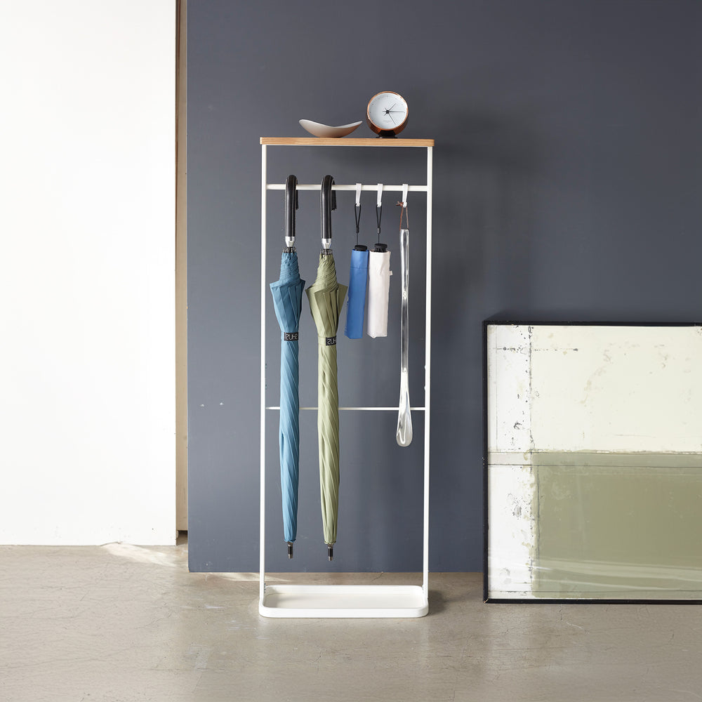 Porte-parapluie avec tablette en bois