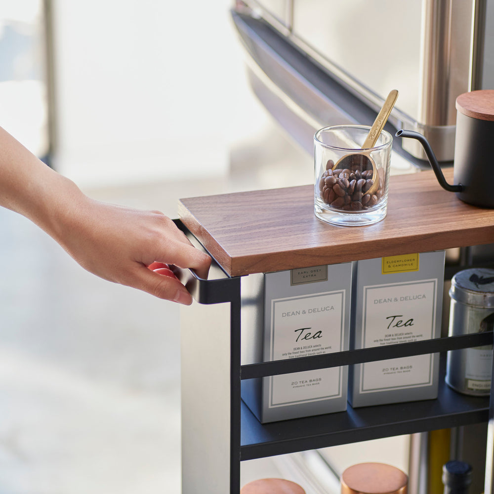 Schmaler Rollwagen mit Holzablage – Yamazaki Home Europe