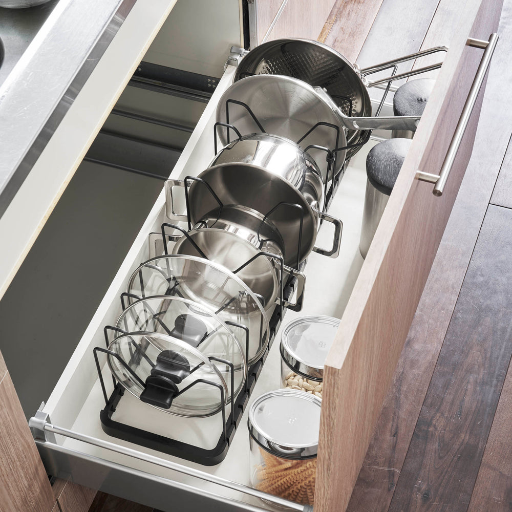 topf aufbewahrung schublade Ausziehbarer Topf- & Pfannen-Organizer – Yamazaki Home Europe