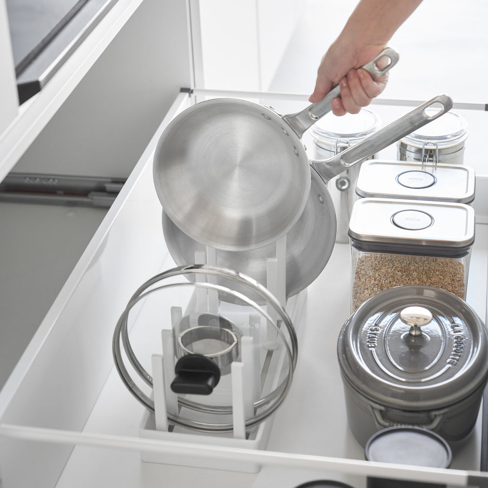 Breitenverstellbarer Topf- & Pfannen-Organizer – Yamazaki Home Europe
