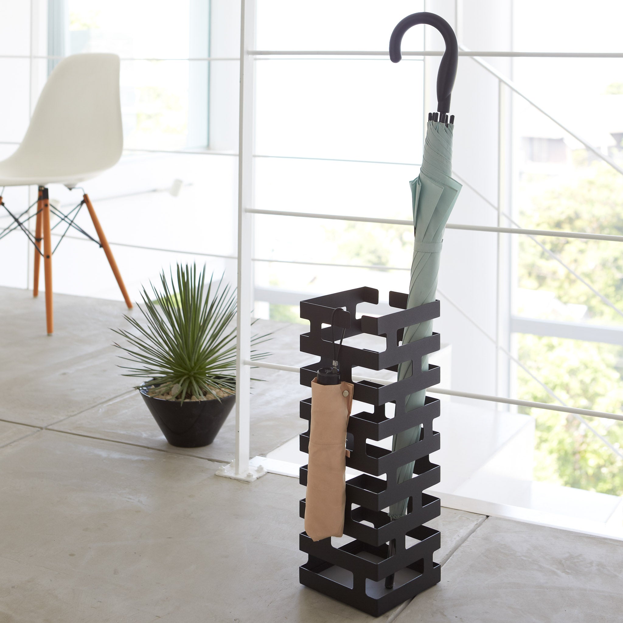 Portaombrelli Yamazaki In Metallo Nero - Design Elegante A Motivo Palmato, Per Ingresso O Casa, 46,5 Cm Di Altezza