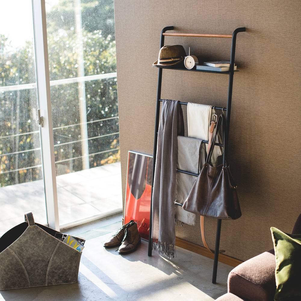 Leaning Ladder with Shelf – Yamazaki Home Europe