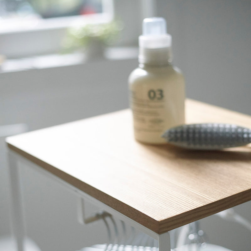 Carrello da bucato con piano in legno