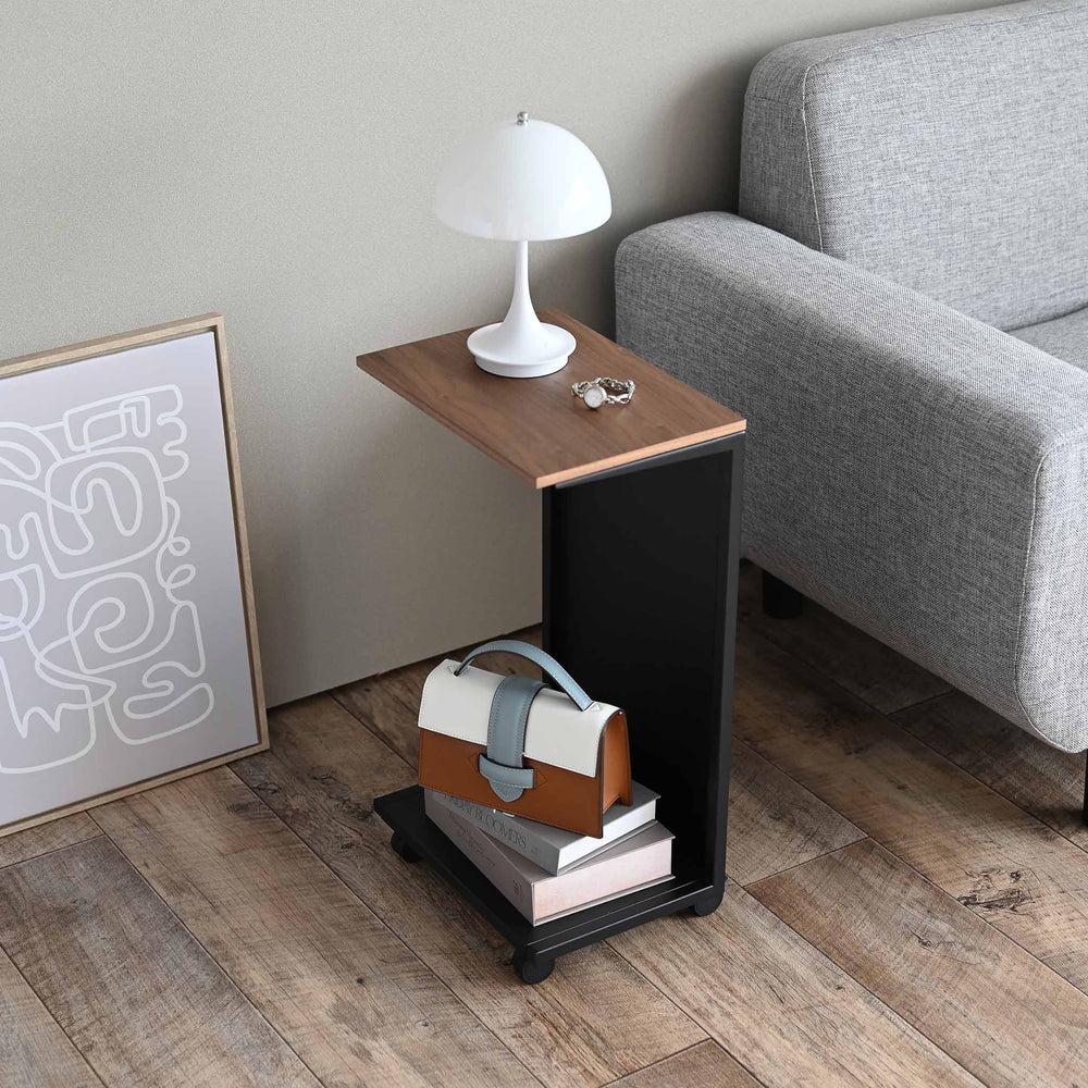 Halbgeschlossener Beistelltisch mit Rollen und Holzablage – Yamazaki Home Europe