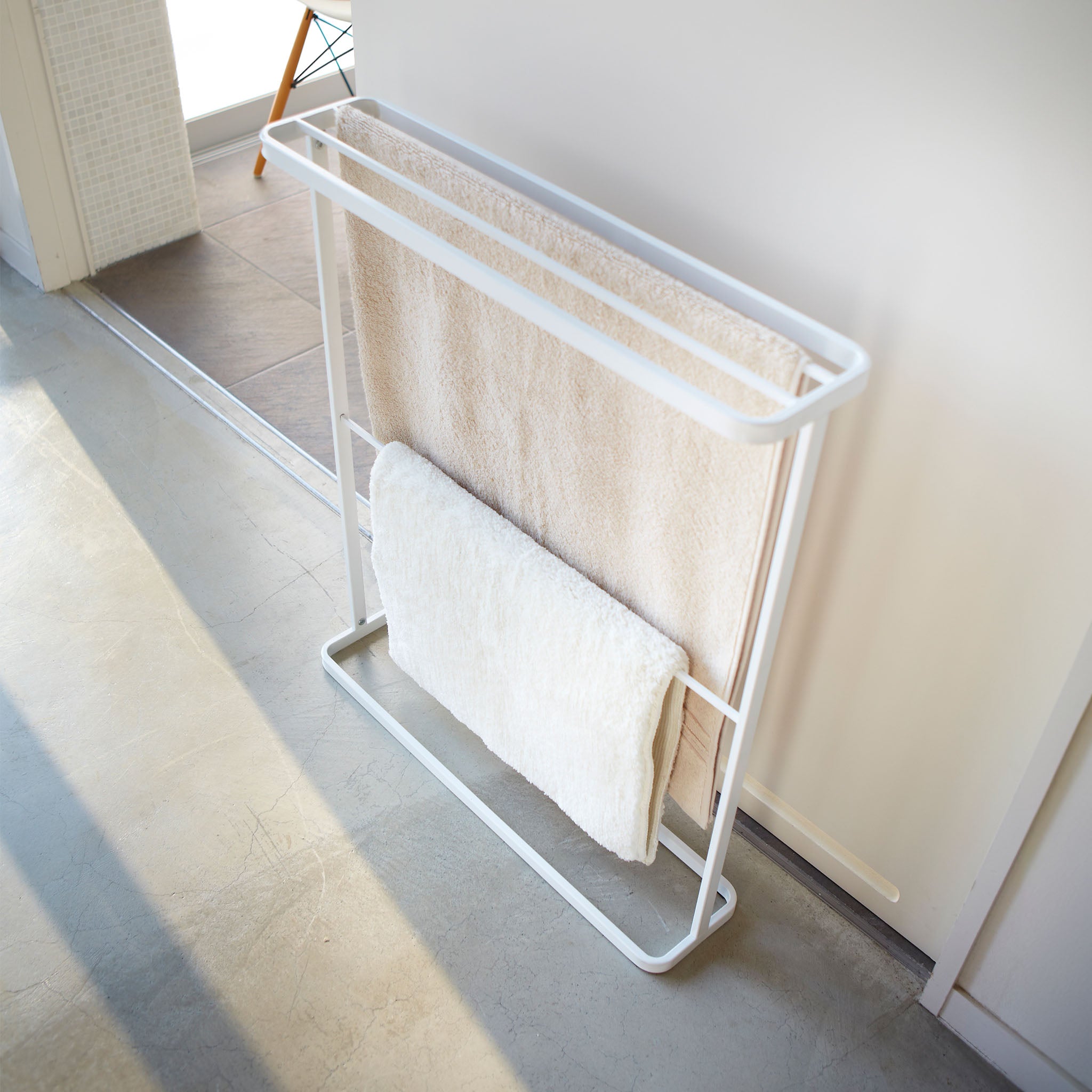 Yamazaki Tower Bath Towel Hanger, White | Vepsäläinen Yamazaki Tower Bath Towel Hanger, White | Vepsäläinen