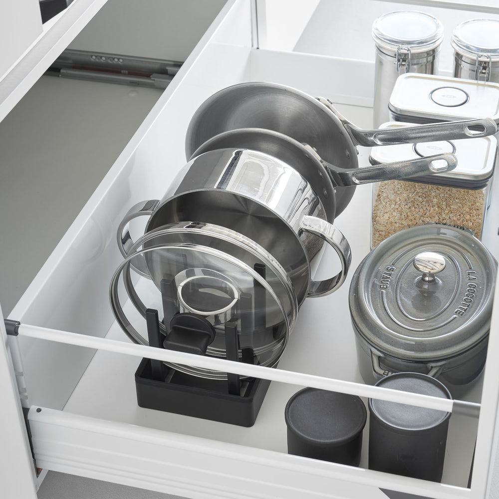 Breitenverstellbarer Topf- & Pfannen-Organizer – Yamazaki Home Europe
