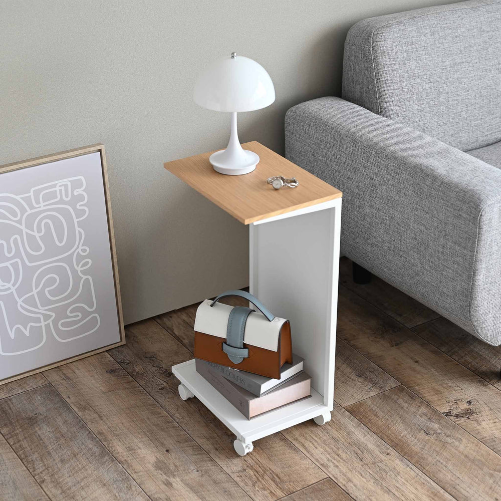 Halbgeschlossener Beistelltisch mit Rollen und Holzablage – Yamazaki Home Europe
