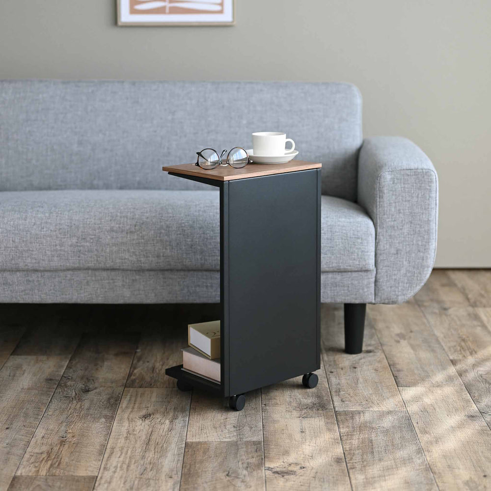 Halbgeschlossener Beistelltisch mit Rollen und Holzablage – Yamazaki Home Europe