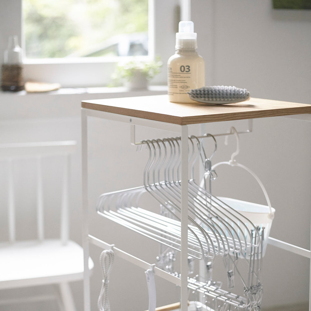 Carrello da bucato con piano in legno