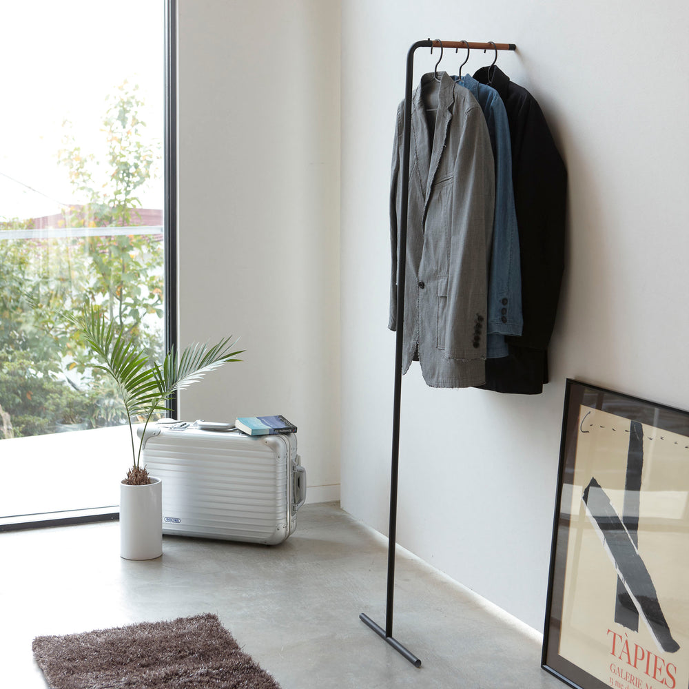 Schmale lehnende Garderobe – Yamazaki Home Europe