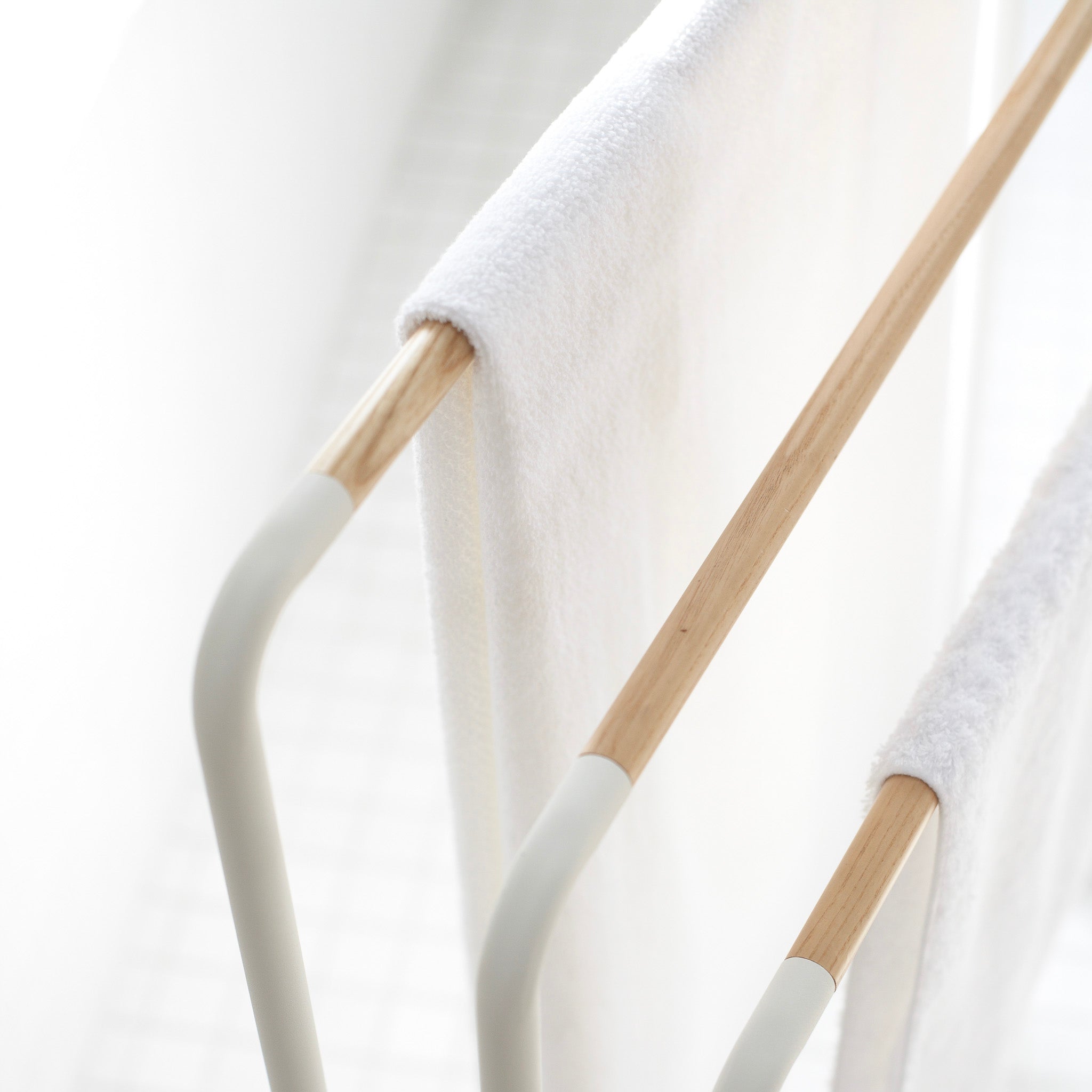 Porte-Serviettes Yamazaki TOSCA Blanc - Design Minimaliste Acier/Bois - Pour Table Ou Bureau