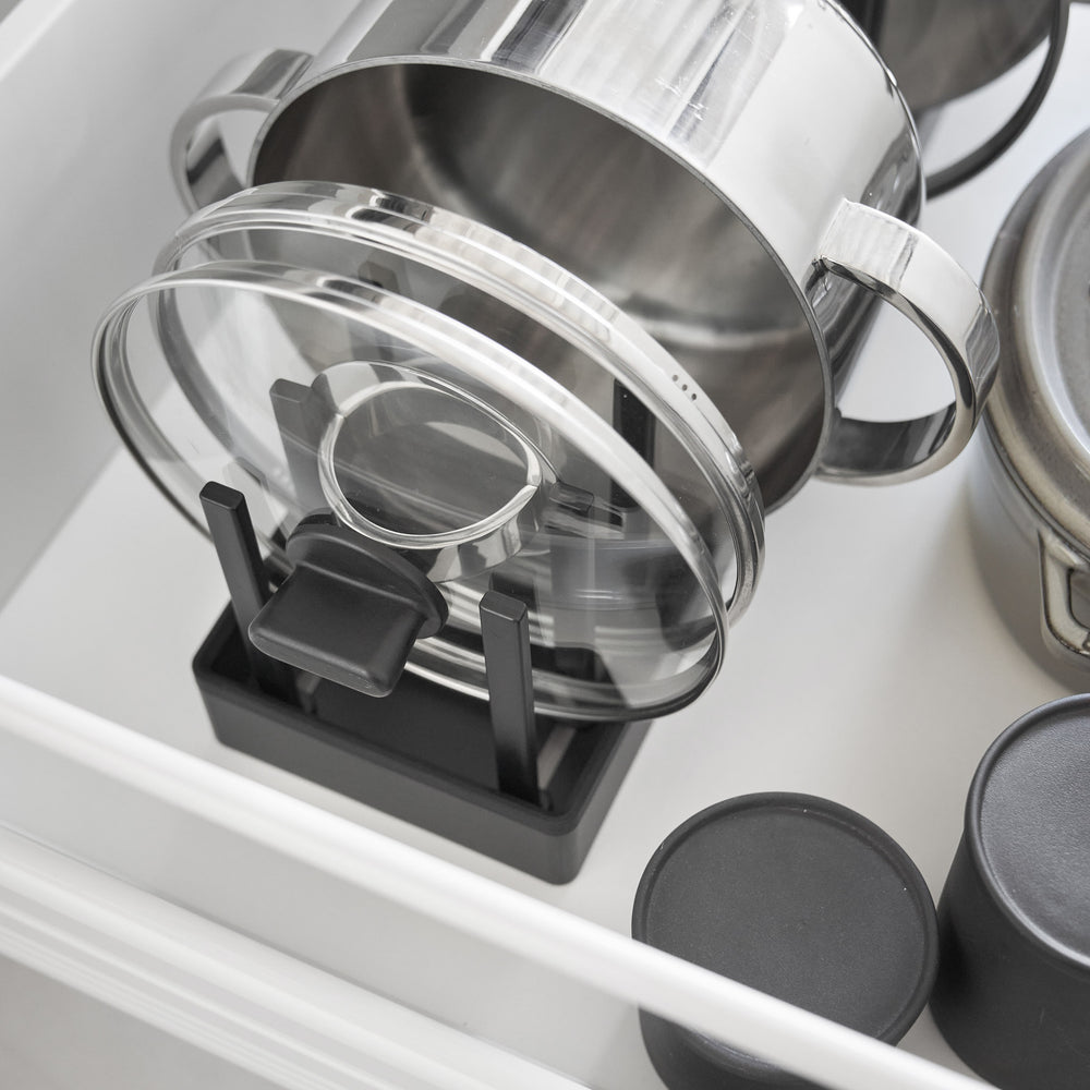 Supporto Porta Taglieri CODIRATO Con 2 Ganci Adesivi – Organizer Da Cucina In Metallo Nero, 21,5x14,5x12,5 Cm, Per Taglieri E Coperchi