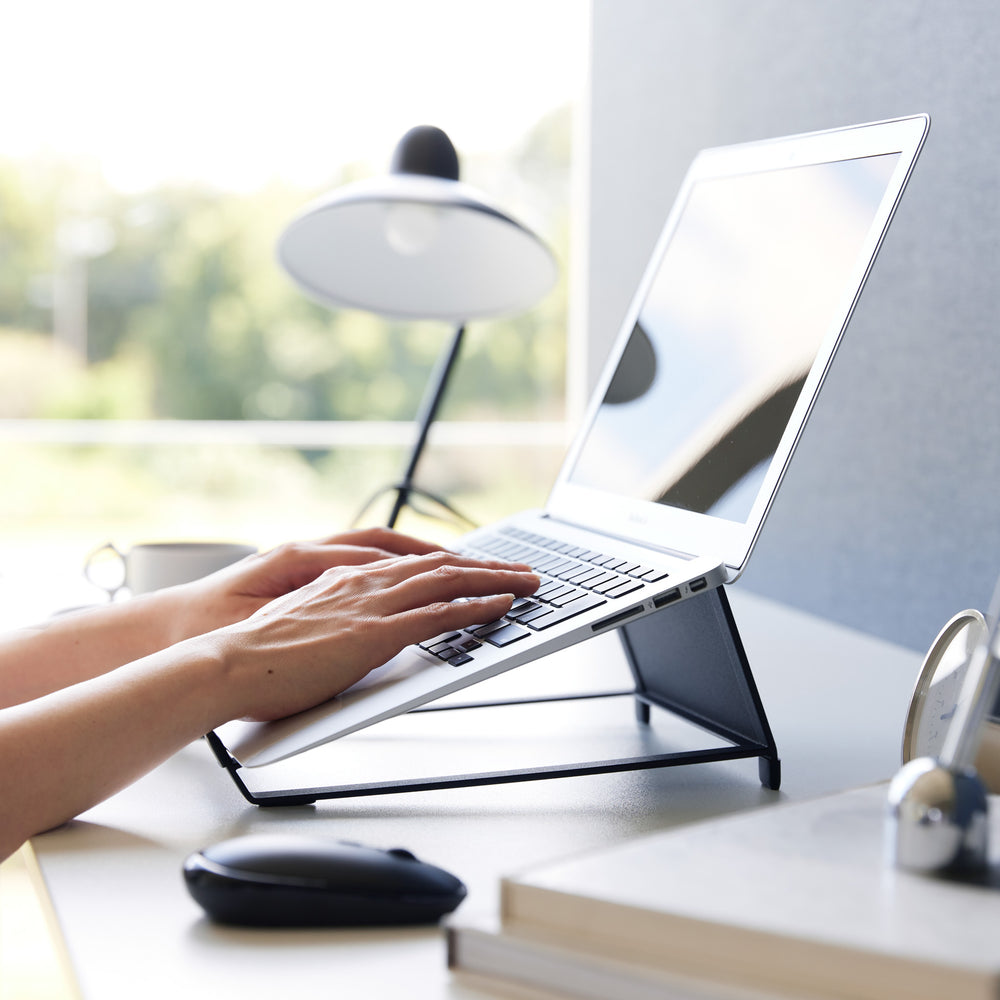laptop aufbewahrung wand Tablet- und Laptophalter mit Doppelfunktion – Yamazaki Home Europe