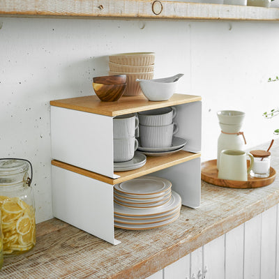 Stapelbares Küchenregal mit Holzplatte