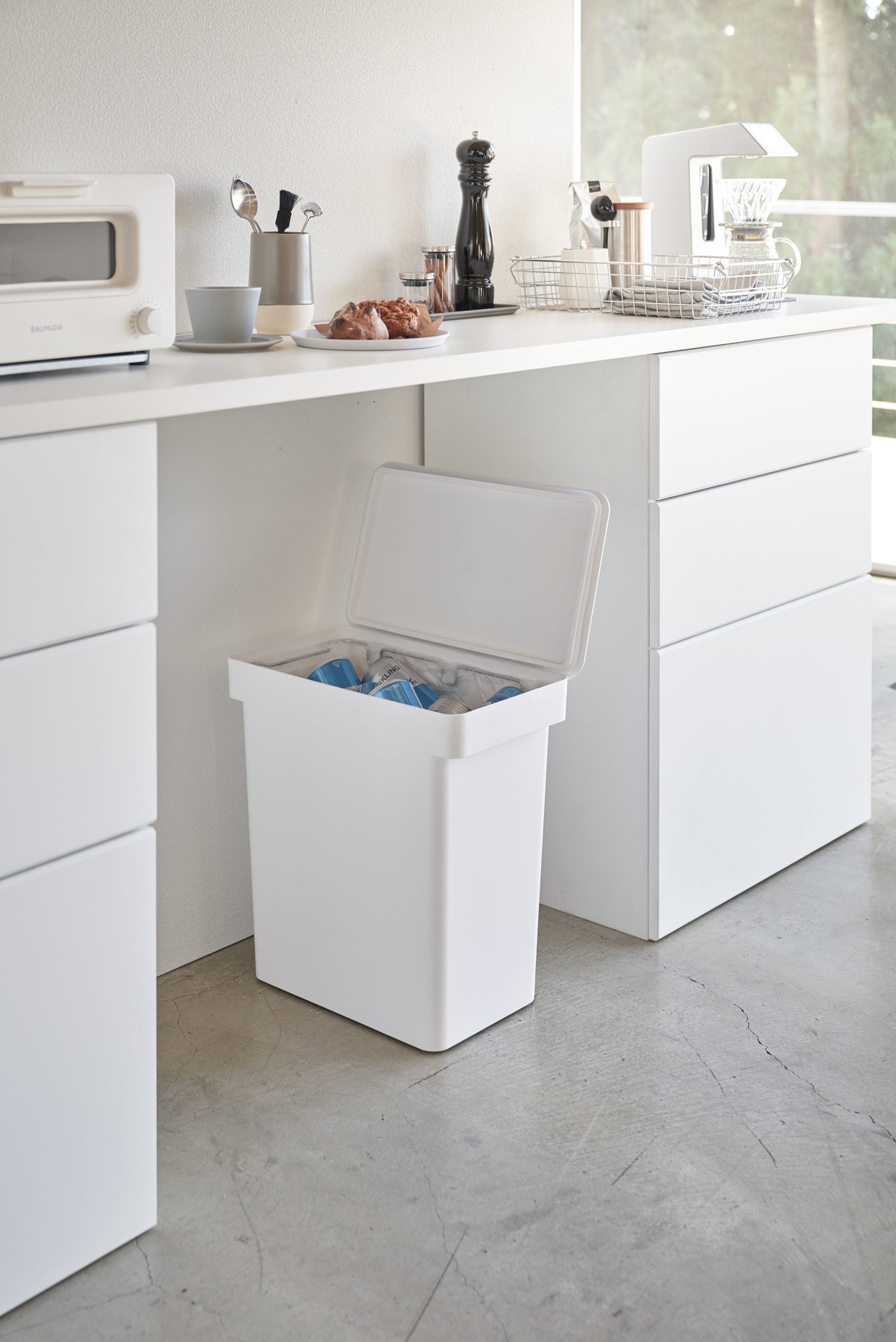 30 L Kitchen Pull out Basket Storage Bin Cabinet Linked Waste Container  Trash Can Garbage Container - China 50L Pull out Trash Bin and Trash Can  Attached to The Door price