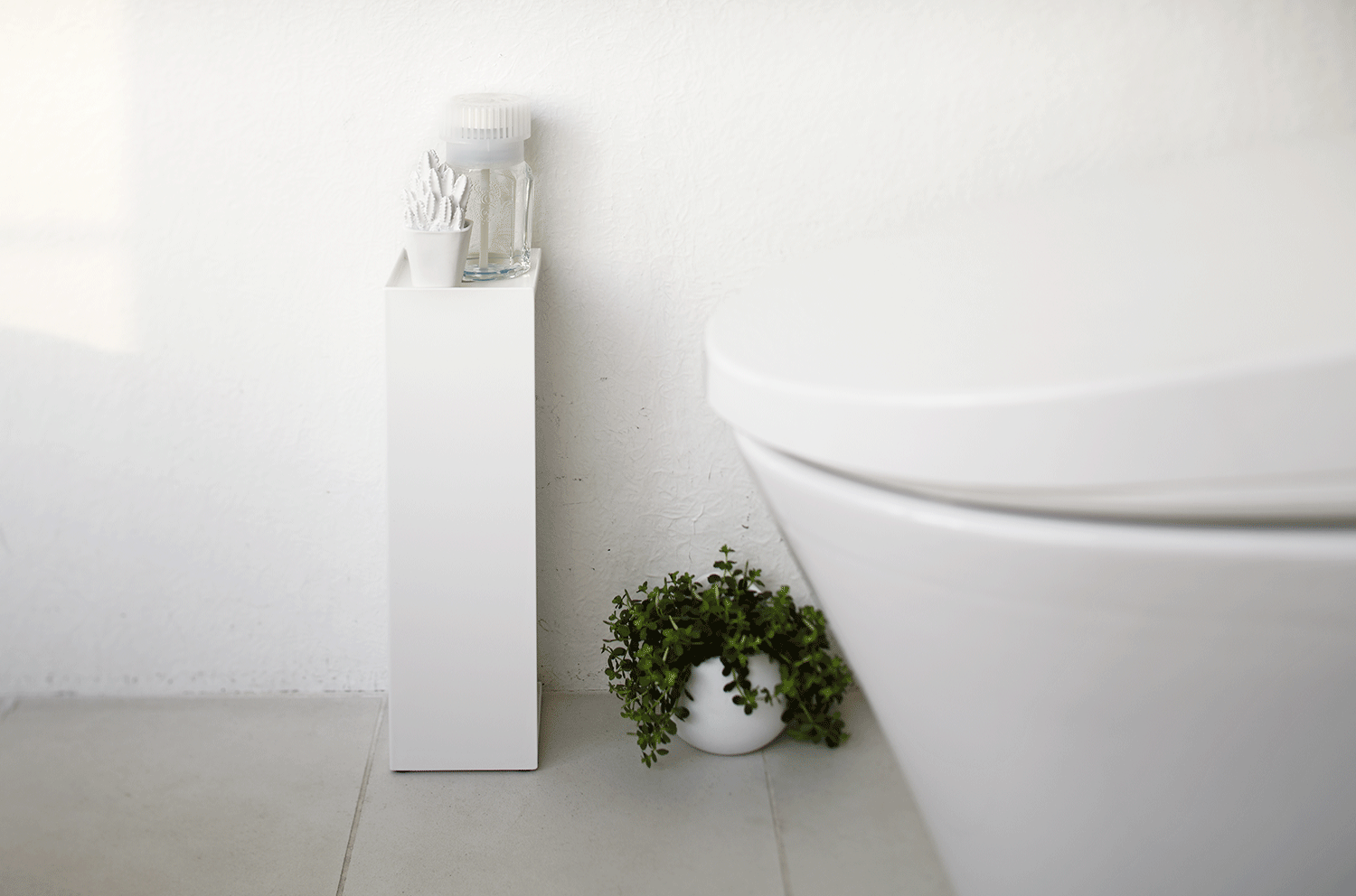https://theyamazakihome-europe.com/cdn/shop/products/7850-TOWER-TOILET-PAPER-HOLDER-WH-01_1800x1800.gif?v=1593166822