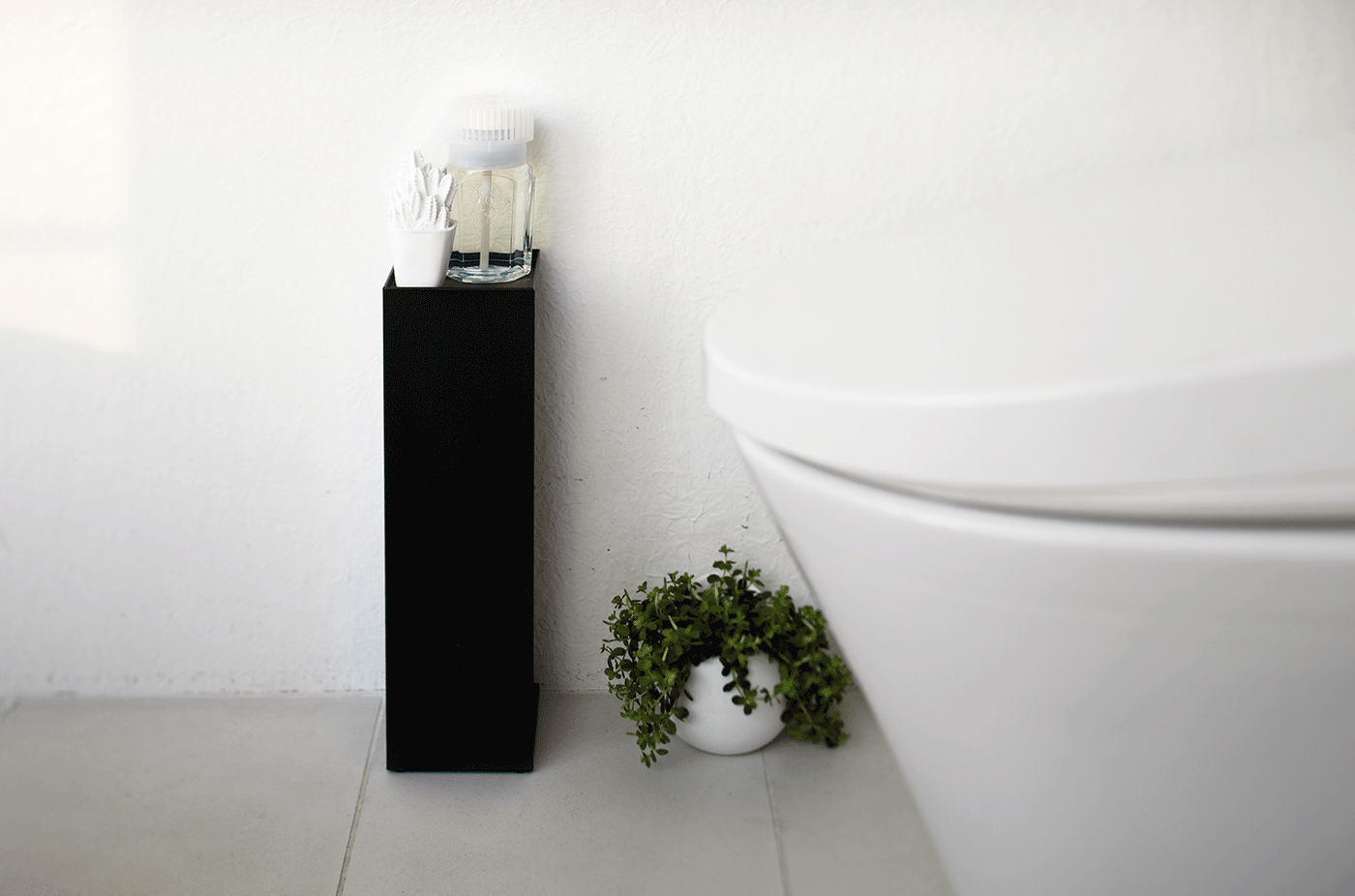 https://theyamazakihome-europe.com/cdn/shop/products/7851-TOWER-TOILET-PAPER-HOLDER-BK-01_1400x.gif?v=1650988723